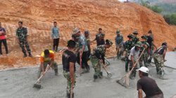 Hari Libur Tak Menghentikan Pengecoran, Satgas TMMD 130 dan Warga Berjibaku Kejar Target di Mangsang Maju