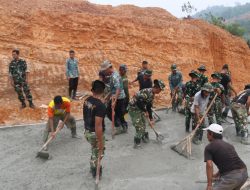 Hari Libur Tak Menghentikan Pengecoran, Satgas TMMD 130 dan Warga Berjibaku Kejar Target di Mangsang Maju