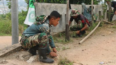 Program Unggulan Kasad Jadi Penggerak Kepedulian Sosial, Satgas TMMD 130 Bersihkan Masjid Bersama Warga