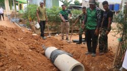 Minggu Tak Jadi Penghalang, Satgas TMMD 130 dan Warga Bersatu Kebut Pemasangan Gorong-Gorong di Mangsang Maju