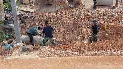 Tak Kenal Lelah, Satgas TMMD ke-130 Berjuang Bersama Beko Pasang Gorong-Gorong demi Warga Mangsang Maju