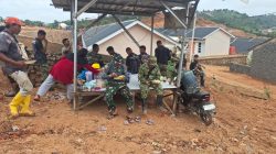 Di Tengah Lelah Membangun Jalan, Makan Bersama Menjadi Tradisi yang Mengikat Satgas TMMD ke-130 dan Warga