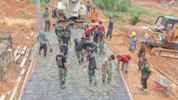 Beko Jadi Andalan Satgas TMMD ke-130 Kodim 0316/Batam, Medan Berlumpur Tak Hentikan Pengecoran Jalan