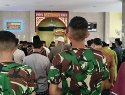 Di Balik Kerasnya Perjuangan Membangun Jalan, Satgas TMMD 130 Tak Lupa Bersujud kepada Sang Pencipta