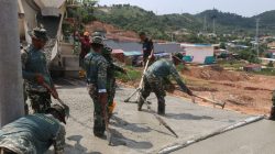 Tak Ingin Kesempatan Terbuang, Satgas TMMD ke-130 dan Warga Bersemangat Manfaatkan Cuaca Cerah untuk Pengecoran Jalan