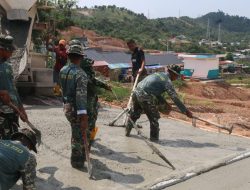 Tak Ingin Kesempatan Terbuang, Satgas TMMD ke-130 dan Warga Bersemangat Manfaatkan Cuaca Cerah untuk Pengecoran Jalan