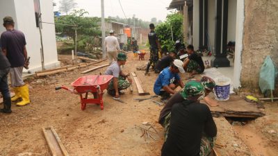 Hari Kedua TMMD ke-130 Kodim 0316/Batam, Satgas dan Warga Perkuat Pengerjaan Jalan di Mangsang Maju