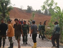 Kompak Kejar Pengecoran, Satgas TMMD 130 dan Warga Bahu-Membahu Pasang Wiremesh