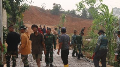 Kompak Kejar Pengecoran, Satgas TMMD 130 dan Warga Bahu-Membahu Pasang Wiremesh